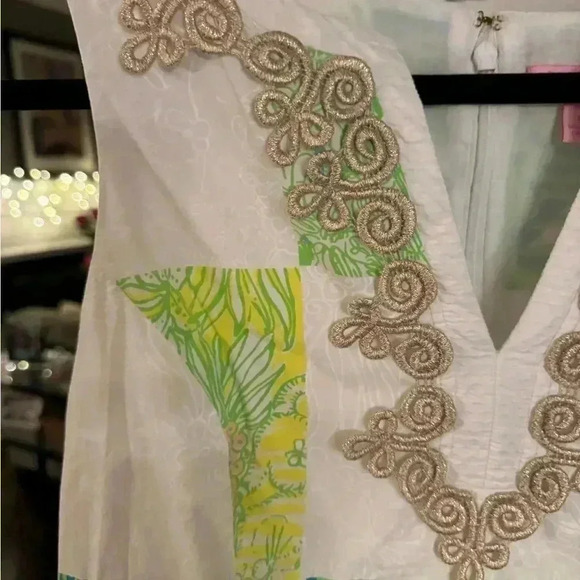 Lilly Pulitzer sleeveless dress with embroidered V-Neck Line. Size 6 - Picture 3 of 10